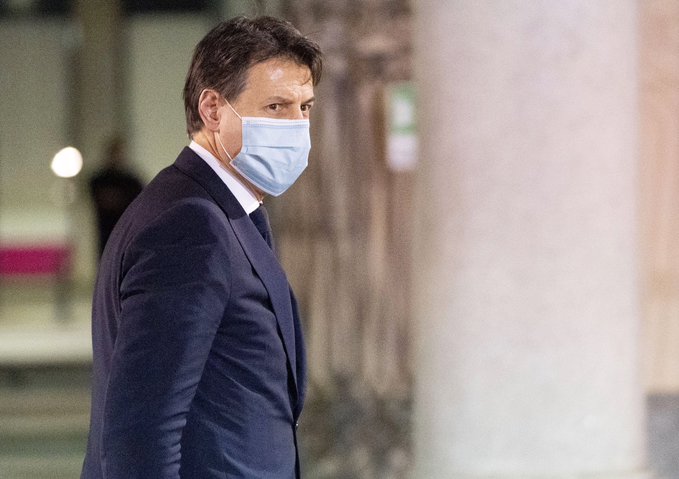 義大利總理朱塞佩·孔蒂(Giuseppe Conte)前寒心表示：「超過27萬4000人染疫和3萬5000人死亡。到此為止！」。 圖：翻攝自孔蒂推特。