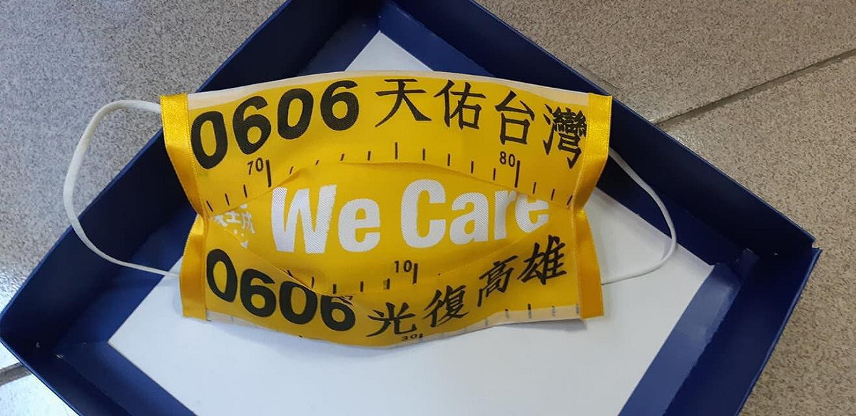 有反韓民眾更展現才華，利用黃絲帶做成「口罩」。 圖：翻攝自Wecare高雄