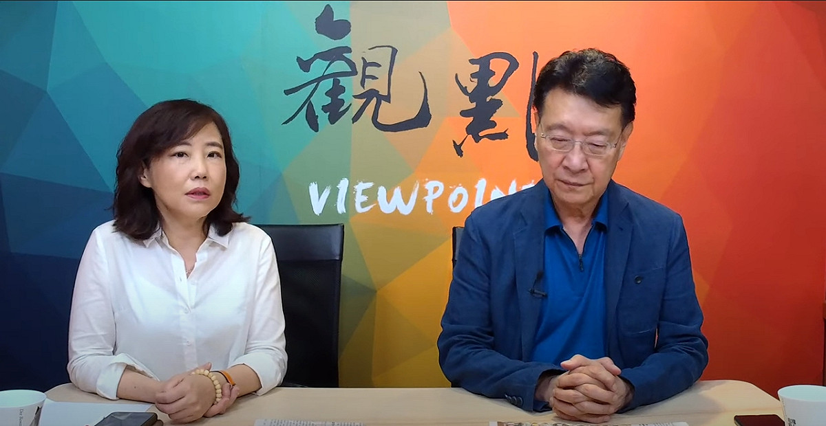 趙少康（右）在節目上批蘇貞昌為了520保衛戰不惜豁出去，導致萬元紓困補助還沒準備好就推出。 圖：取自觀點YouTube