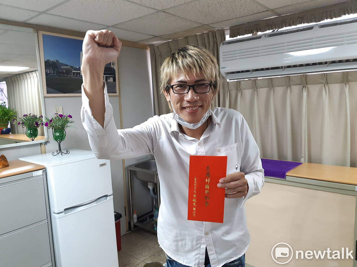 自取藝名「600元」的男子鄭子佑領到嘉義市核發的第一筆擴大紓困方案紓困金，將進軍網路世界。 圖：蔡坤龍/攝