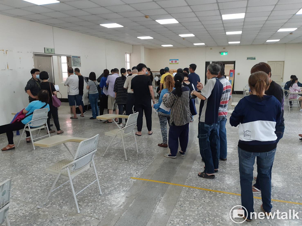 嘉義市西區區公所四樓禮堂7日排滿申請擴大紓困的民眾。 圖：蔡坤龍/攝