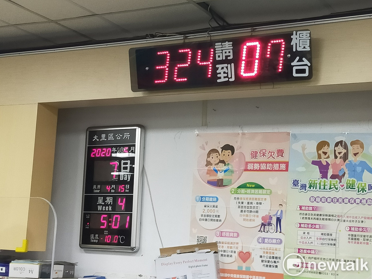 傍晚5點時燈號顯示為324，但還有100多號在等候。 唐復年/攝