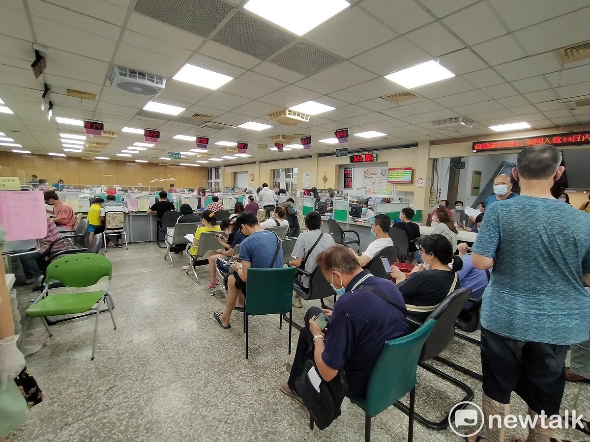 大里區公所在下班前仍有不少市民等著申請紓困方案。 唐復年/攝