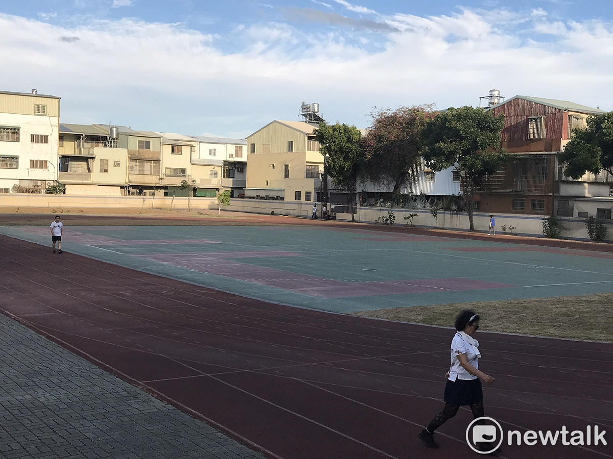 台南中小學校園重新開放民眾運動後，進入校園運動者寥寥無幾。 圖：黃博郎／攝
