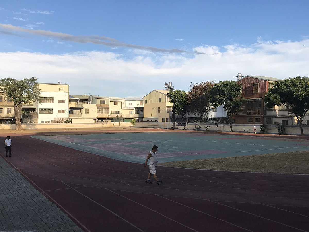 台南中小學校園重新開放民眾運動後，進入校園運動者寥寥無幾。 圖：黃博郎／攝