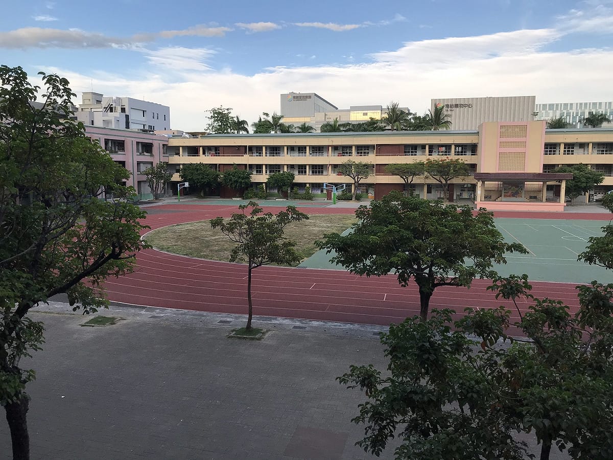 尚未開放校園運動的學校操場在放學後空無一人。 圖：黃博郎／攝
