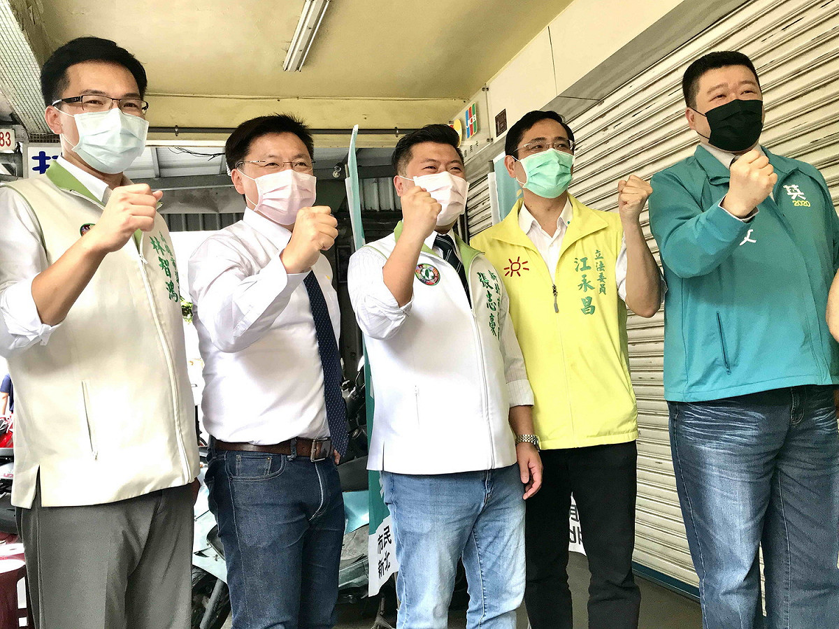林智鴻 (左起)、趙天麟、張志豪、江永昌及何博文表示要一起為民主奮鬥，培養更多年輕人。  圖：張志豪服務處提供