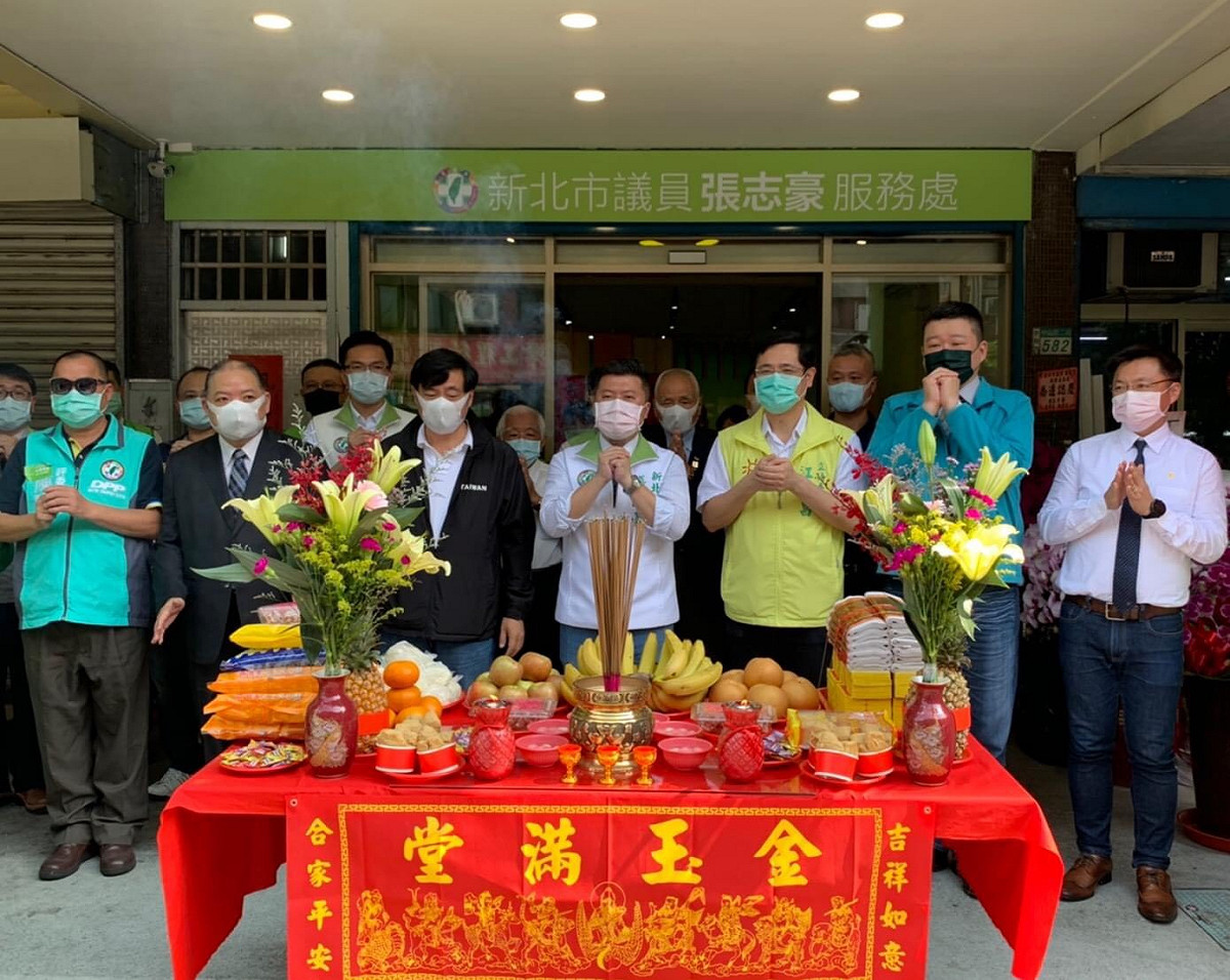 張志豪服務處喬遷，眾人焚香祝禱。  圖：張志豪服務處提供