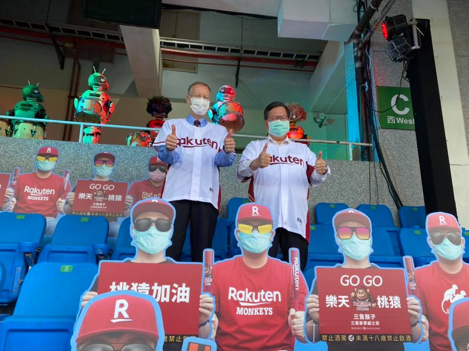 台灣職棒開打，美國駐台代表酈英傑（左）與桃園市長鄭文燦親赴球加油，展開國際宣傳。 圖：翻攝自美國在台協會臉書