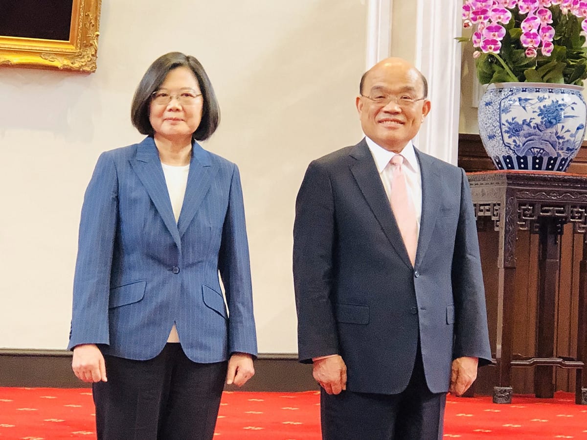 蔡英文總統說，將在520後繼續和行政院長蘇貞昌一起為台灣打拼，兩人在記者會結束前合影。 圖：謝莉慧/攝