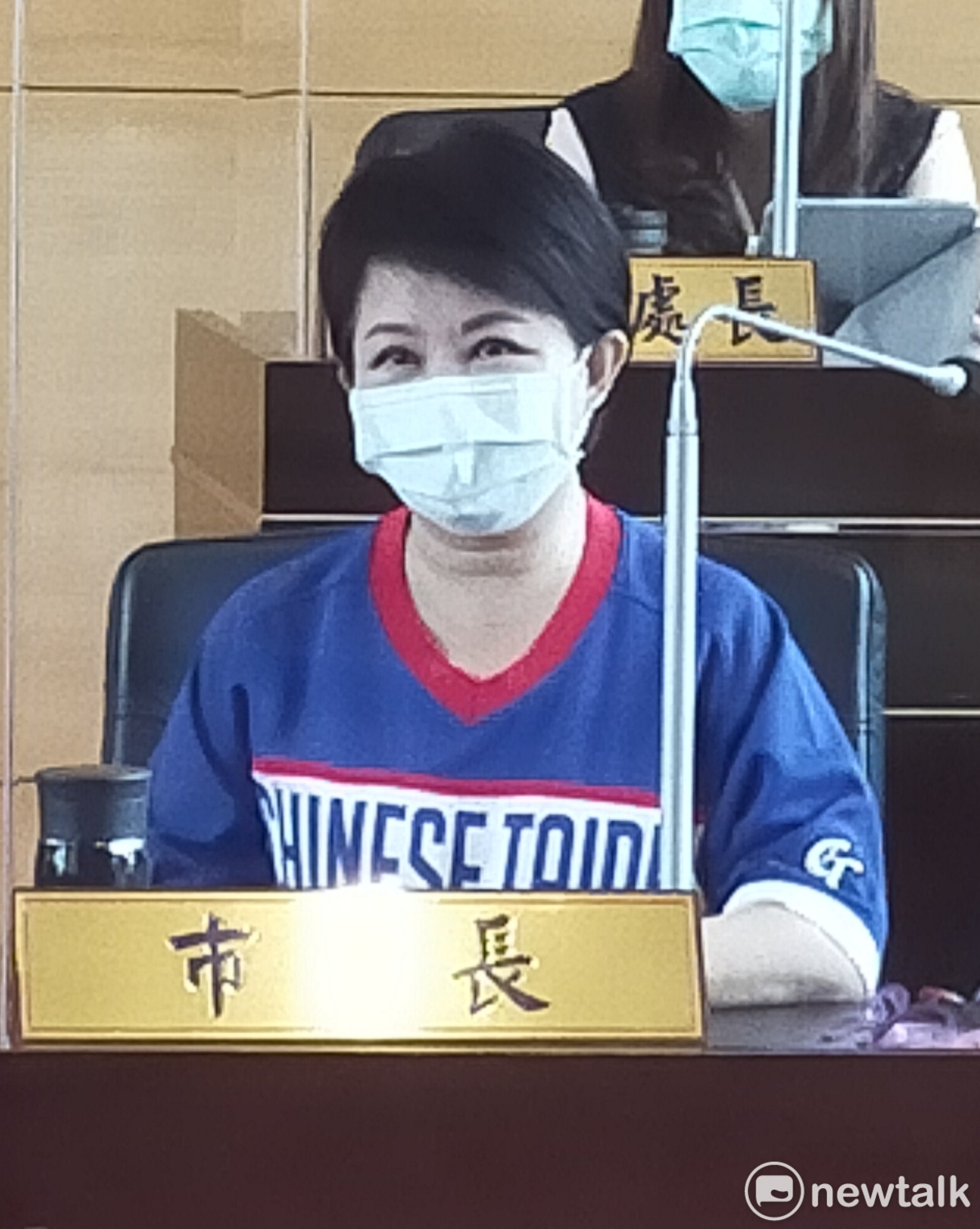 台中市長盧秀燕著棒球衣在議會備詢。 圖：唐復年/攝