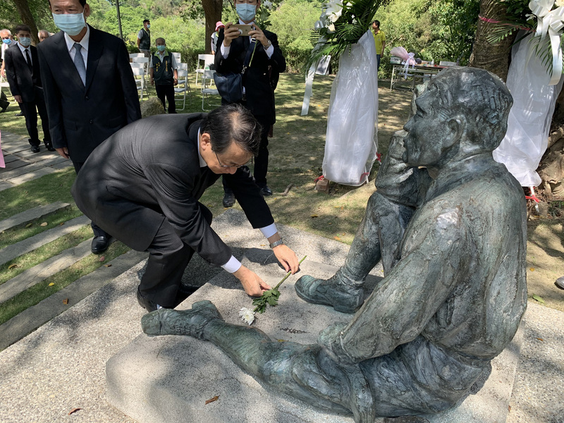 日本技師八田與一在西元1942年5月8日搭乘船艦遭美軍擊沉罹難，日本駐台代表泉裕泰（前）8日首次到烏山頭水庫祭拜，持白色菊花步上水庫高地，向銅像深深鞠躬，再趨前將白色菊花放在銅像前表達敬意。 圖 : 中央社