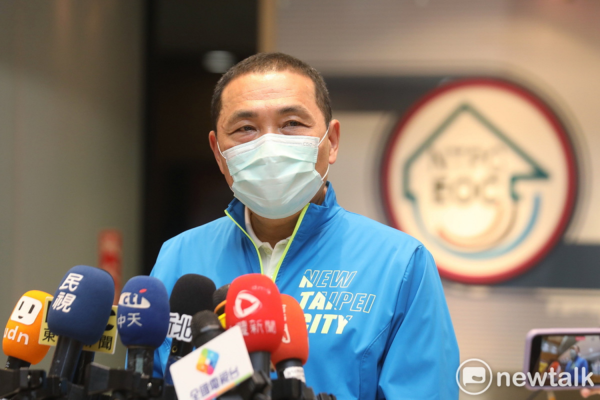 侯友宜建議中央想辦法盡速撥發紓困金給需要的民眾，「不要跟艱苦人斤斤計較」。 圖：林昀真／攝