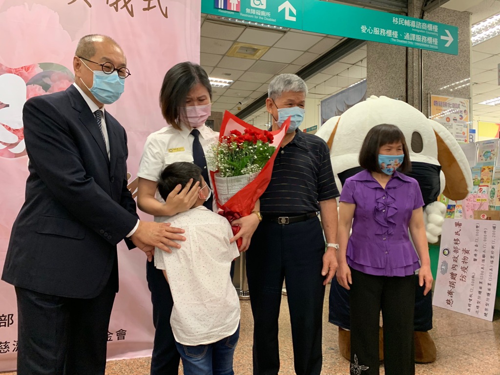 移民官媽媽們事前不知道家人會到場，看到家人前來祝福她們母親節快樂都感到既驚喜又感動。 圖：移民署提供