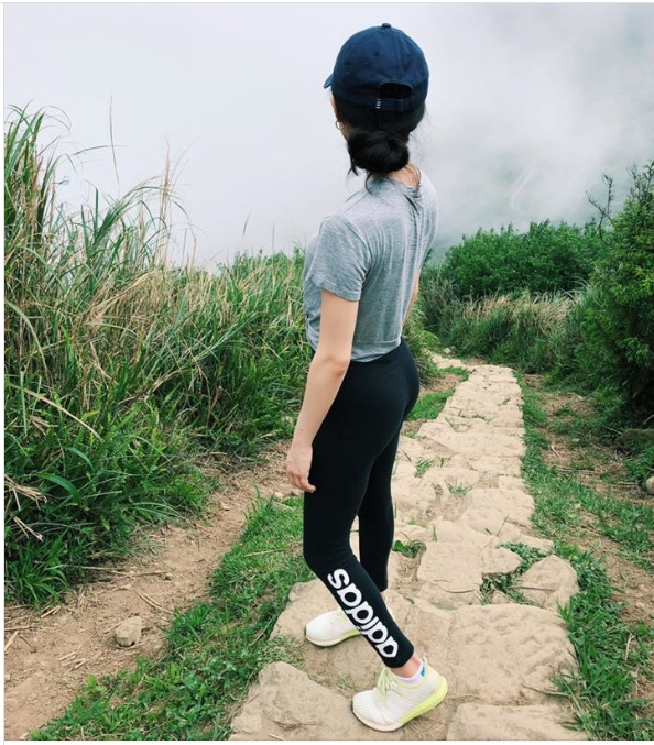 林薇臉書最新po文，秀爬山美背照。 圖：取自林薇臉書