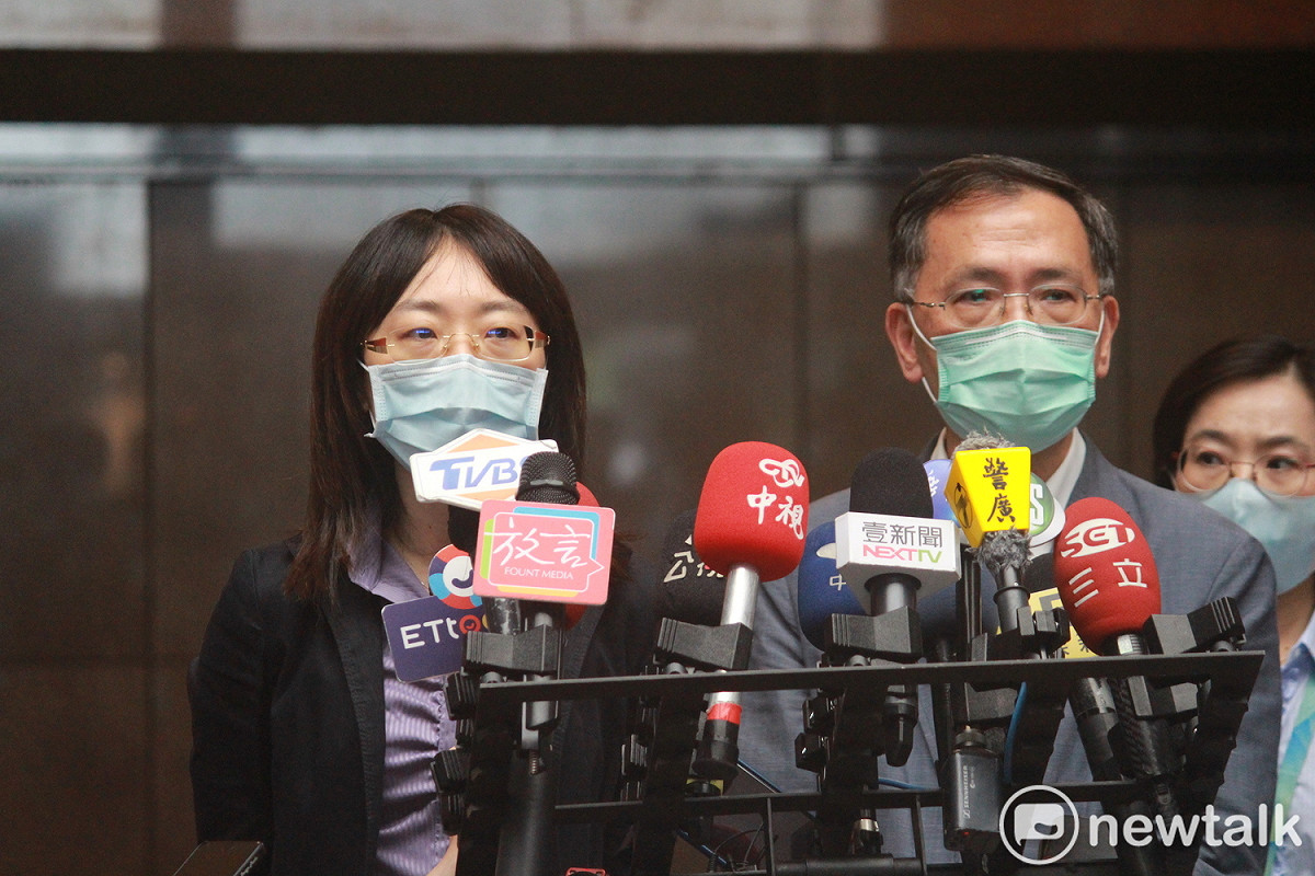 台北市副市長蔡炳坤（右）、法務局長袁秀慧（左）。 圖：周煊惠 / 攝