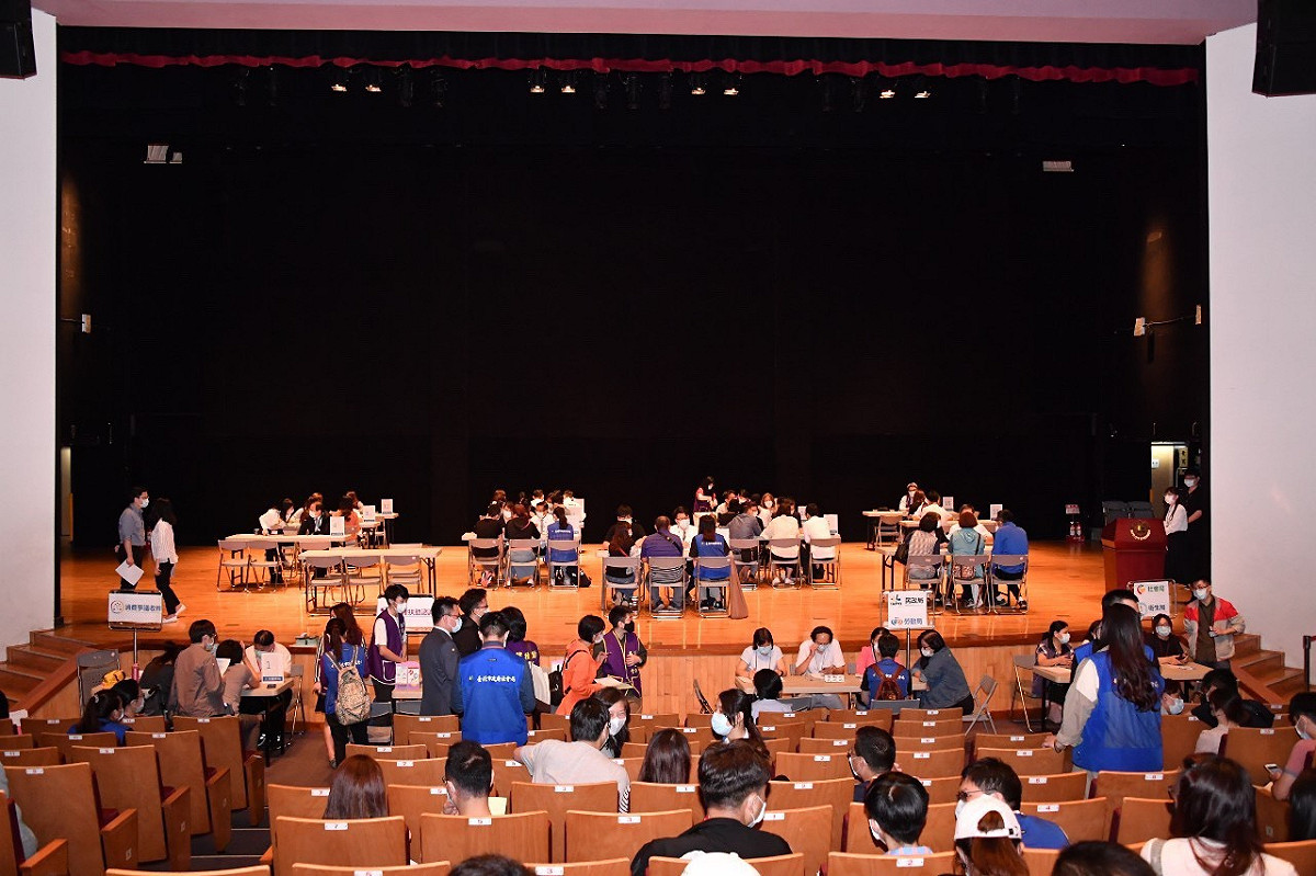 台北市政府今下午舉行錢櫃大火案家屬說明會。 圖：台北市政府 / 提供