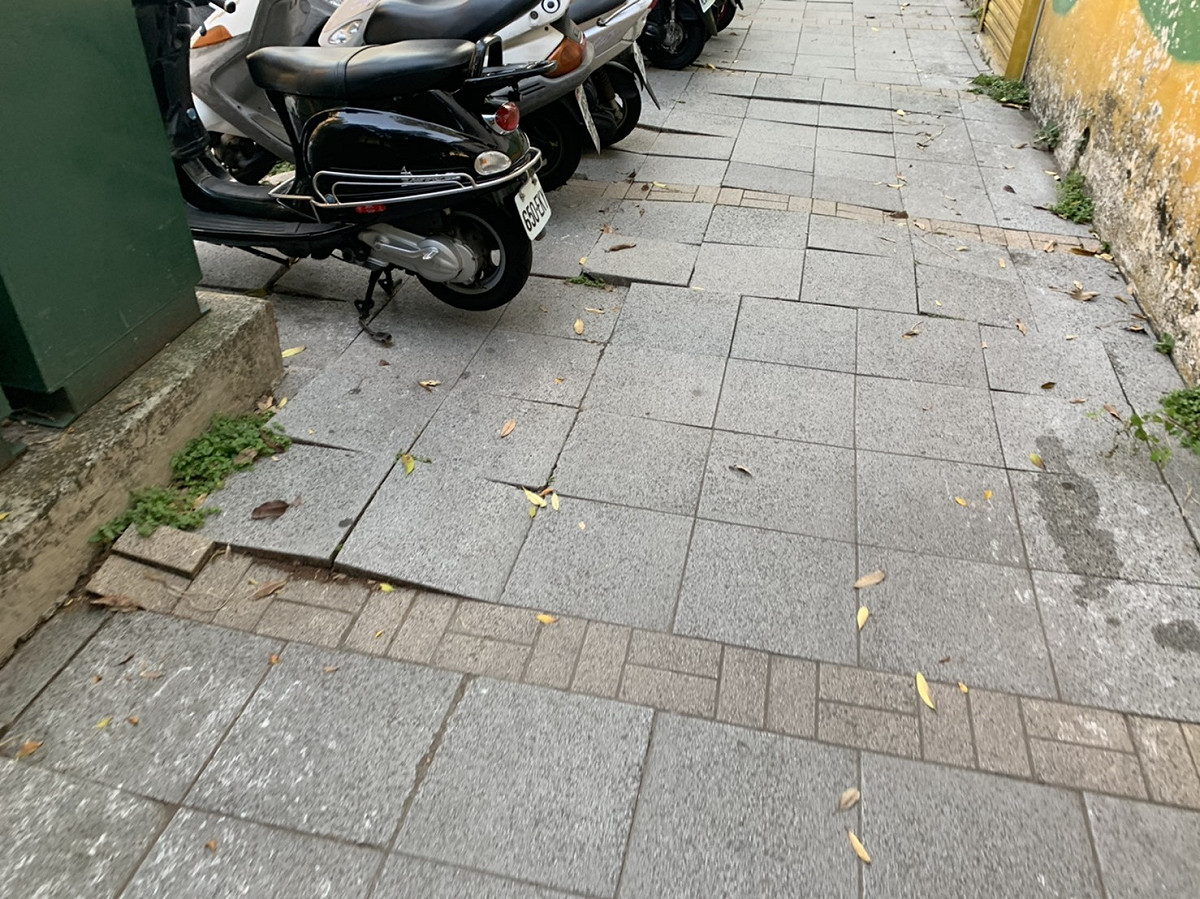 台中州廳周邊市府路人行道崎嶇不平，相關的五局處互踢皮球。 圖 : 台中市議員黃守達/提供