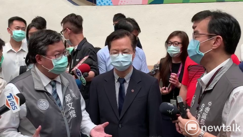 中壢區長吳宏國（右）向龔明鑫(中)及鄭文燦(左)說明受理紓困申請流程。 圖：林昀真/攝