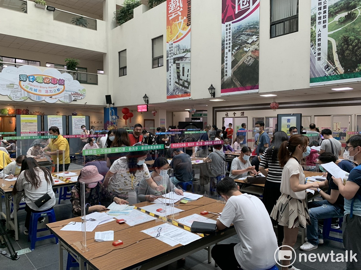 中壢區公所中庭擠滿申請紓困民眾。 圖：林昀真/攝