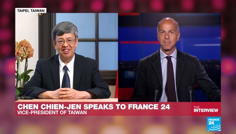 副總統陳建仁以視訊方式接受「法國24小時新聞台」（France 24）「1'Entretien」節目專訪。 圖：翻攝Youtube