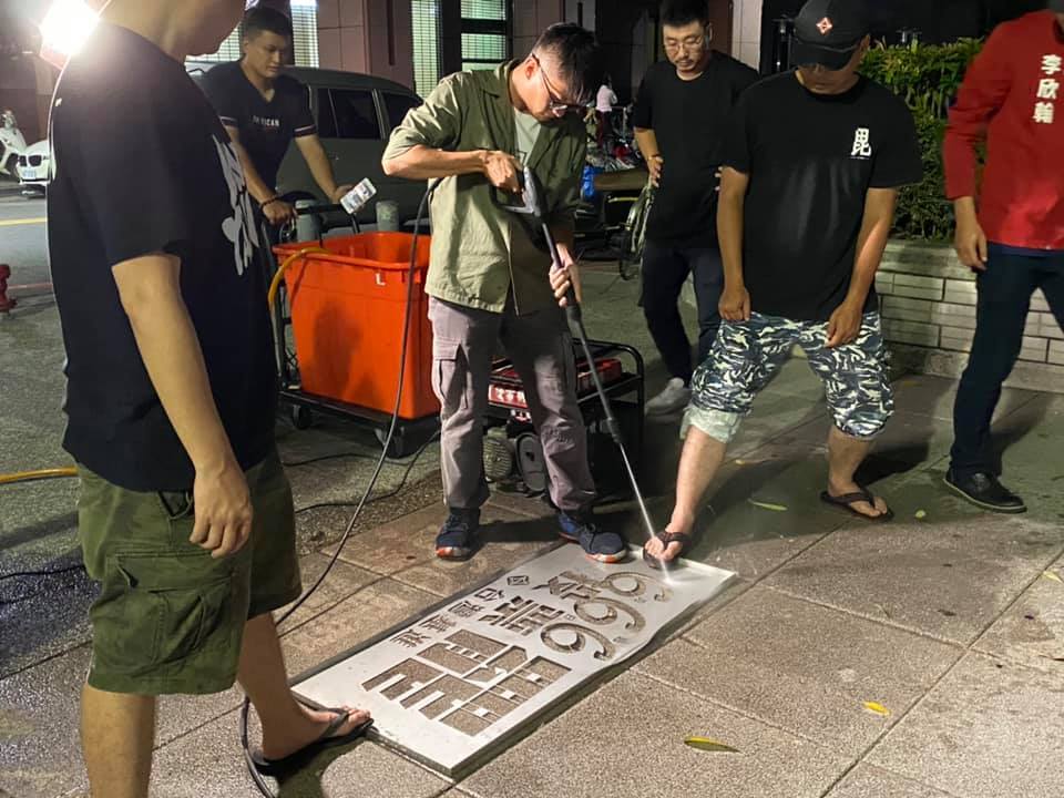 台灣進基黨８日深夜前往高雄市政府，以強力水柱寫出６月６月投票罷（韓）。 台灣基進臉書