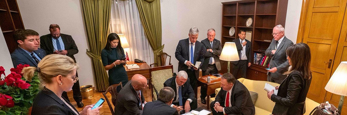 美國副總統潘斯（Mike Pence）的貼身新聞秘書凱蒂米勒（Katie Miller）驚傳確診武漢肺炎。（後方站立者） 圖/翻攝自Katie Miller推特