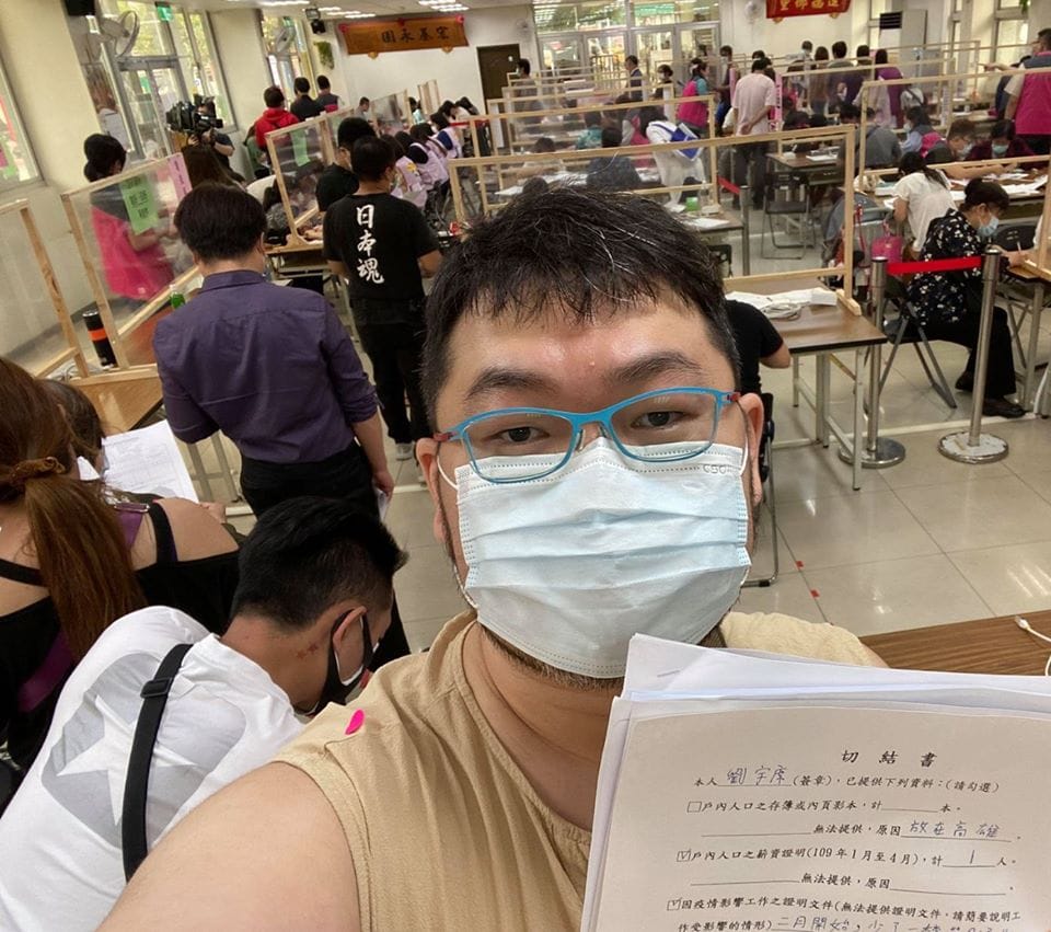 網紅四叉貓化身「數位貂蟬」的投稿遭刪照，讓他抱怨「說好的言論自由呢？」 圖：翻攝自「靠北蘇睏」粉專