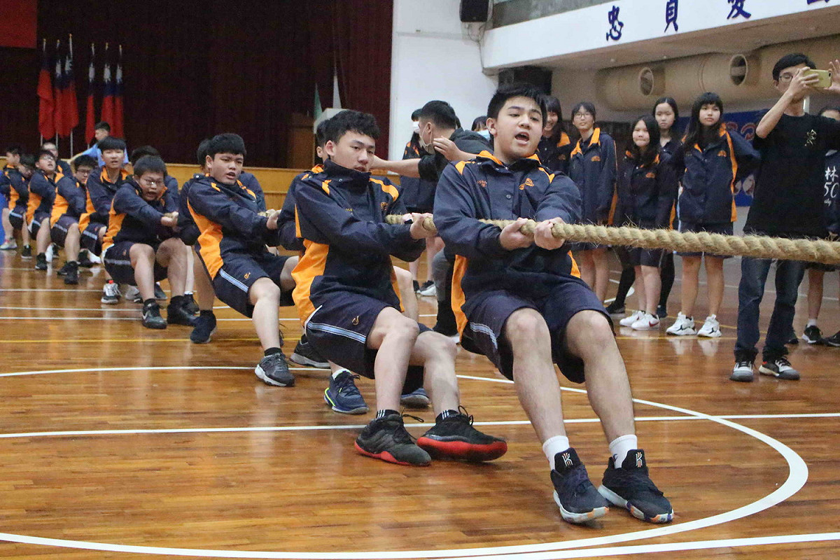 竹林中學母親節活動，高中職一、二年級拔河比賽。  圖：竹林中學／提供