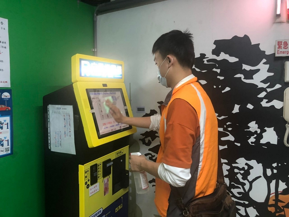 新北市市民廣場地下停車場每天消毒及清潔防疫。 圖：新北市交通局／提供