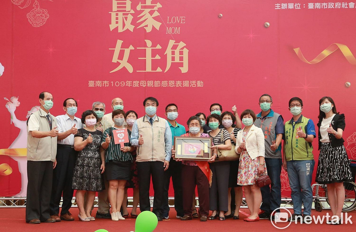 台南市「最家女主角」母親節感恩表揚活動在市政中心舉辦，台南市長黃偉哲一一頒發獎牌，並以台南盛產的火鶴花代替康乃馨致贈62位母親代表。 圖：黃博郎／攝