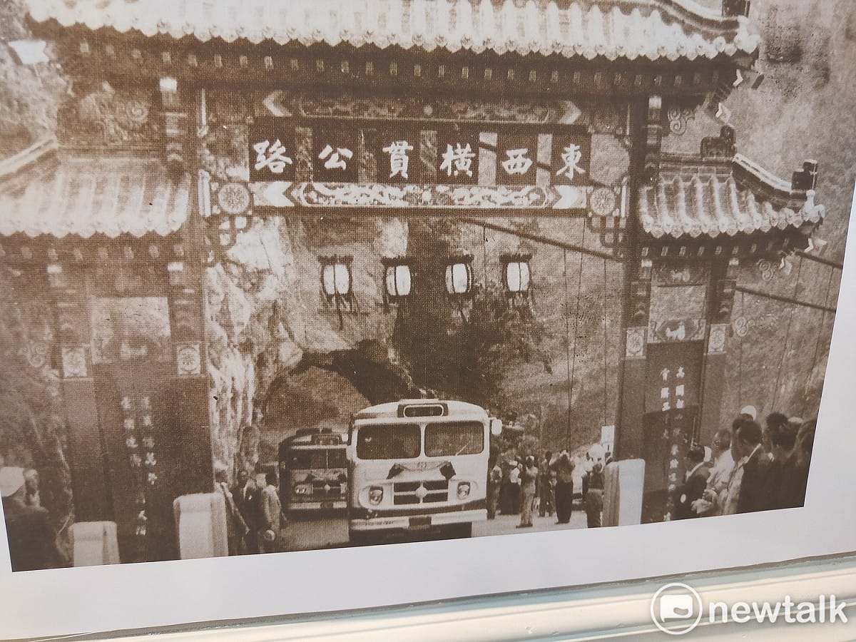 中橫通車到今天滿60年，公路總局展出60年前通車時的老照片。 圖：唐復年/攝