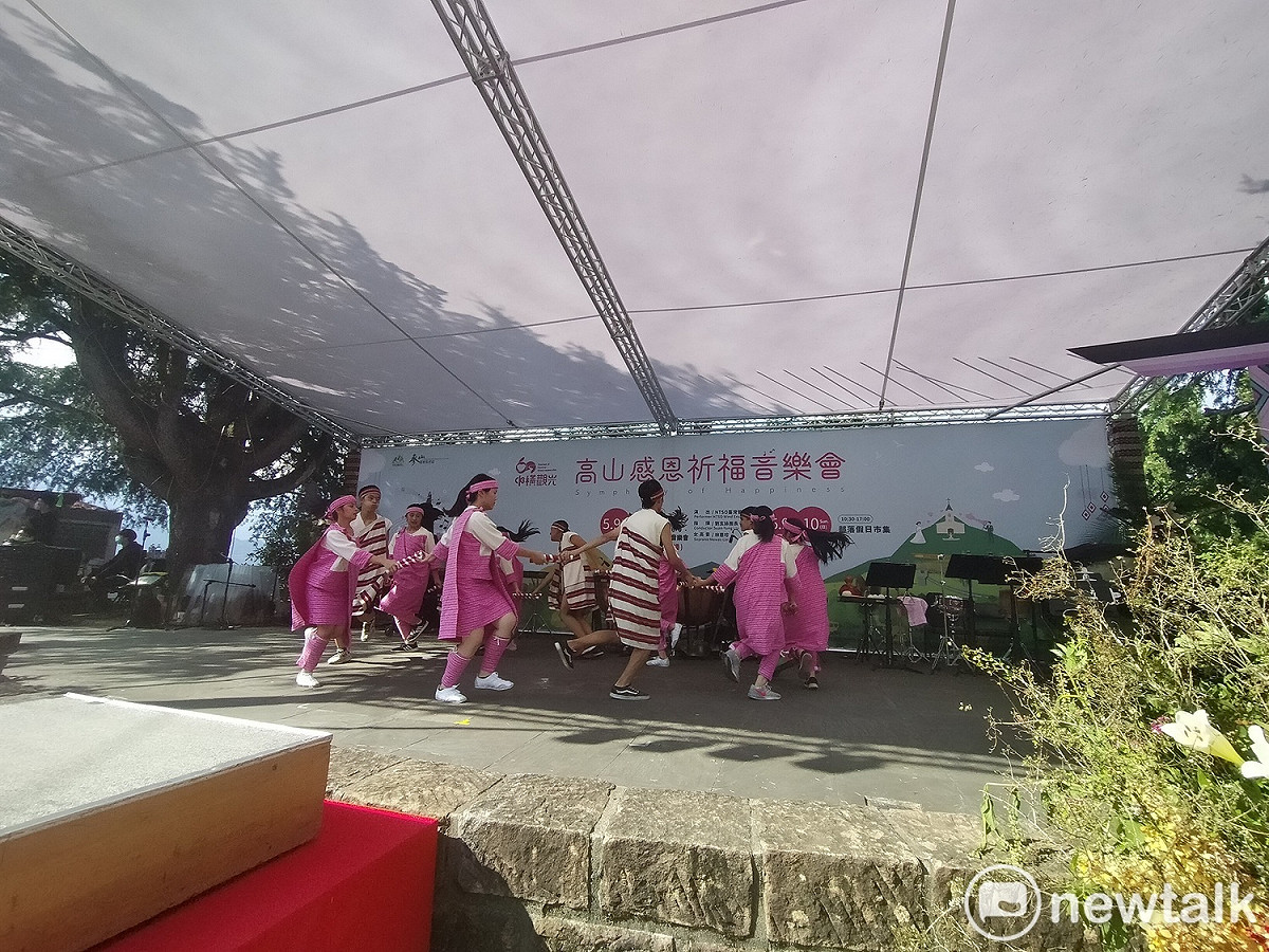 和平國中學生以原住民舞蹈開場。 圖：唐復年/攝