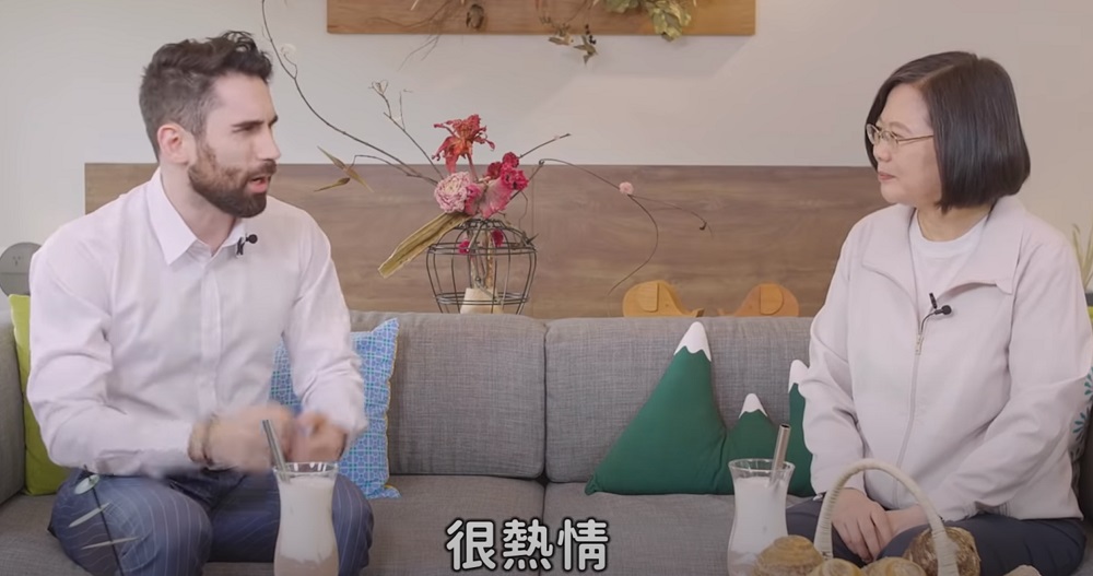 法國網紅「酷（Ku）」與總統蔡英文合作，一同拍攝影片宣傳台灣防疫成果。 圖：翻攝自蔡英文Youtube頻道