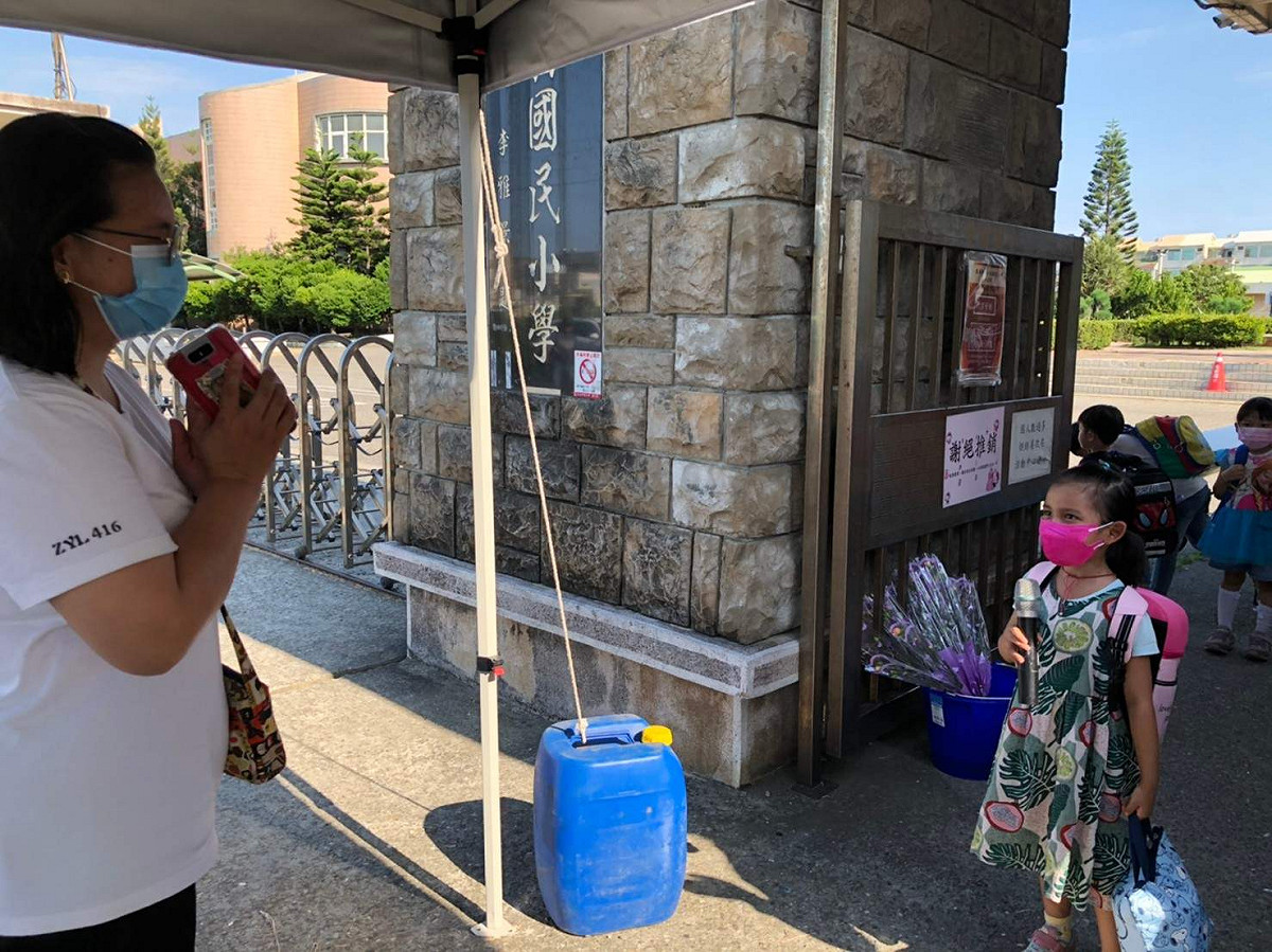 嘉義縣偏鄉的布新國小的幼兒向愛的告白，讓媽媽好感動。 圖：布新國小/提供