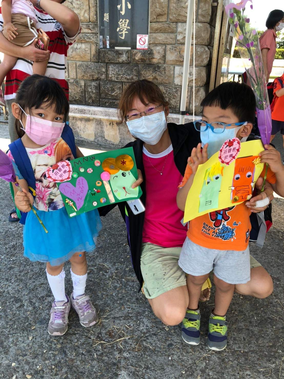 嘉義縣偏鄉的布新國小的幼兒送給媽媽母親節禮物，媽媽好感動。 圖：布新國小/提供