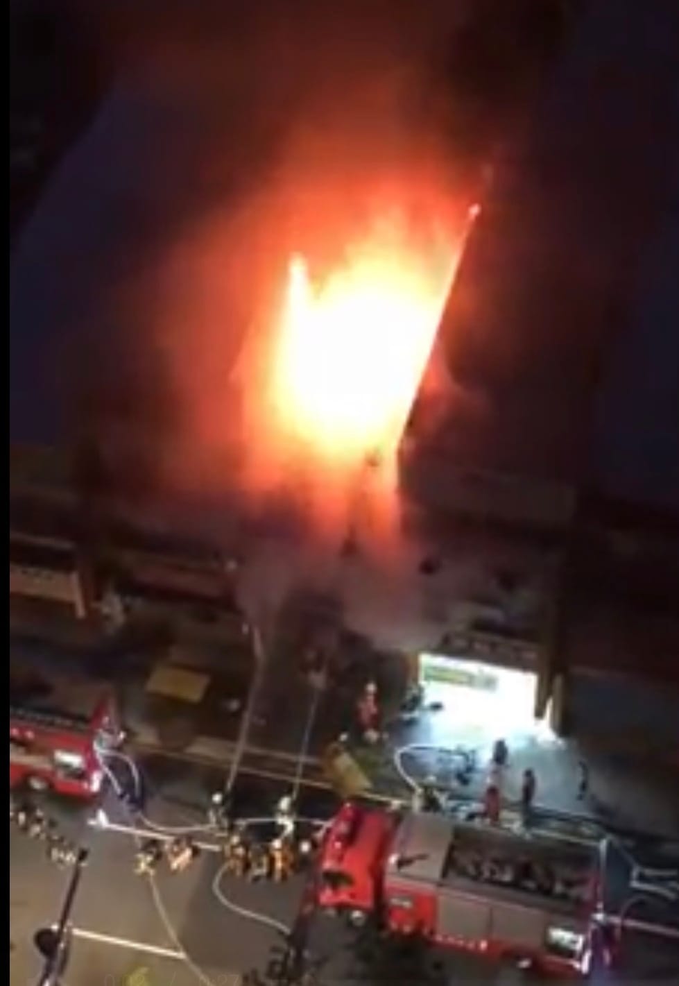 桃園區中山路一處透天厝凌晨發生火警，一死一傷四獲救， 圖/翻攝自爆料公社