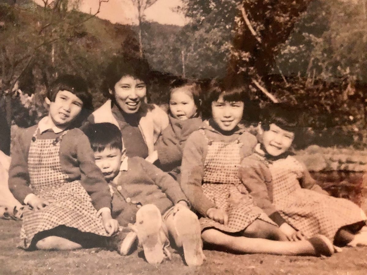 前總統馬英九今（10）於臉書曬出母親秦厚修與5位子女的合照。 圖：翻攝自「馬英九」臉書