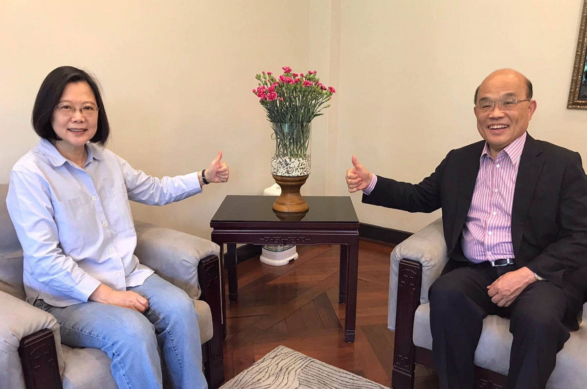 台灣民意基金會董事長游盈隆表示，總統蔡英文（左）、行政院長蘇貞昌（右）是命運共同體，因此蘇貞昌陷入困境，其實是蔡英文很大的危機。 圖：翻攝自蘇貞昌臉書（資料照）