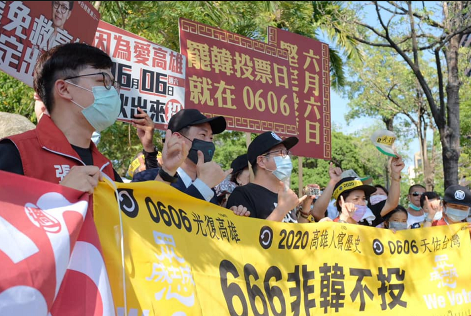 台灣基進立委陳柏惟10日也在三民公園出現，發放表支持罷韓的黃絲帶。 圖：翻攝自台灣基進臉書