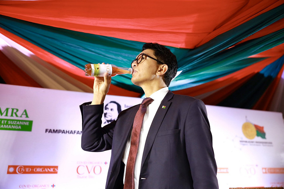 馬達加斯加總統拉喬利納（Andry Rajoelina）日前號稱，由該國開發的一種藥草茶，可以對抗新型冠狀病毒，更親身喝下藥草茶示範 圖:Andry Rajoelina/twitter