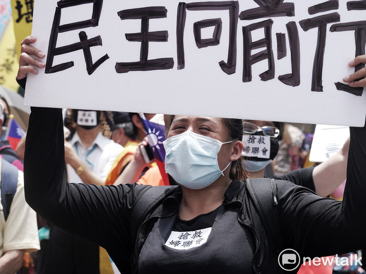 民眾舉牌高喊抗議口號。 圖：張良一/攝