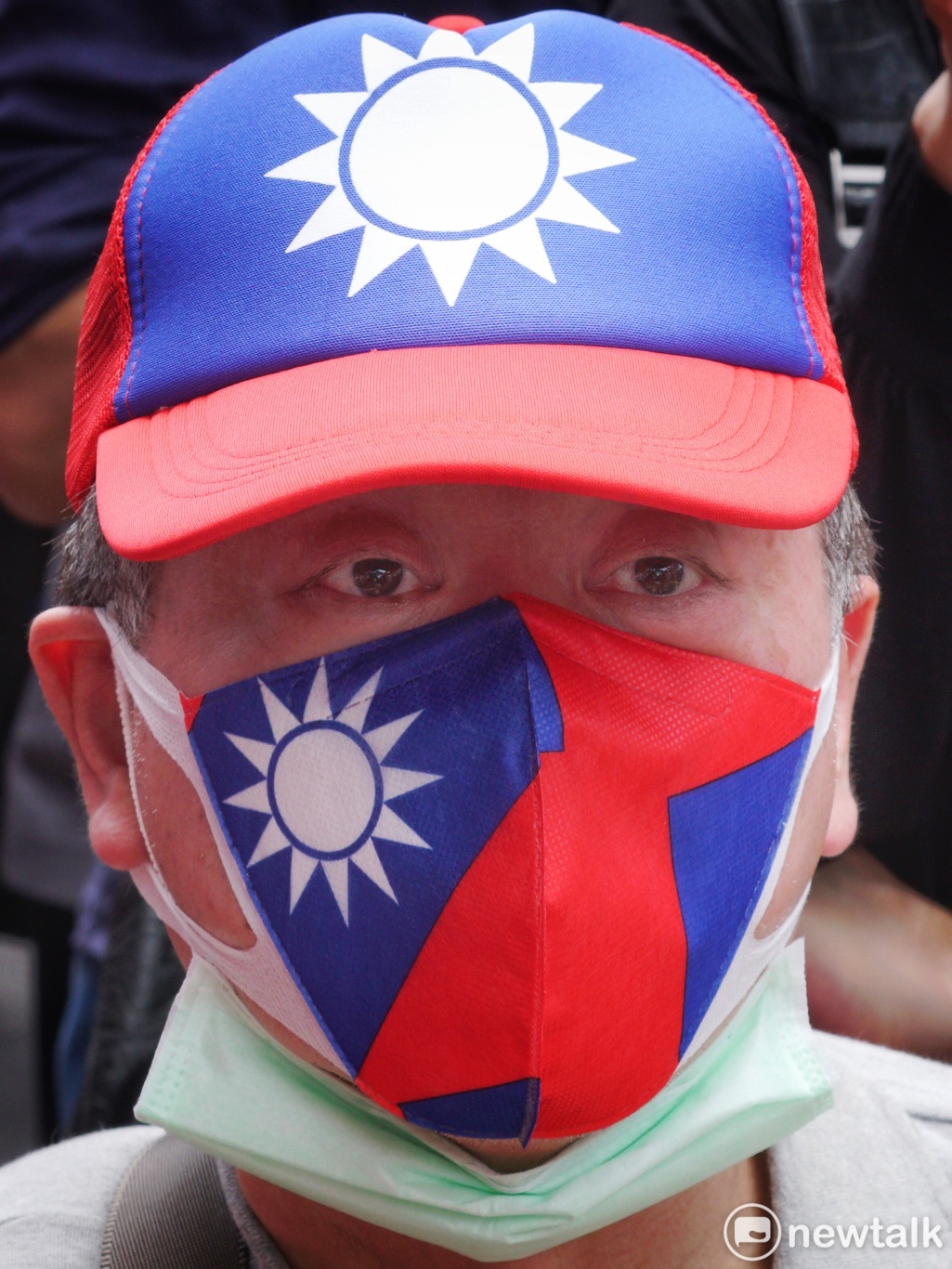 一位民眾戴國旗帽和國旗口罩共襄盛舉。 圖：張良一/攝