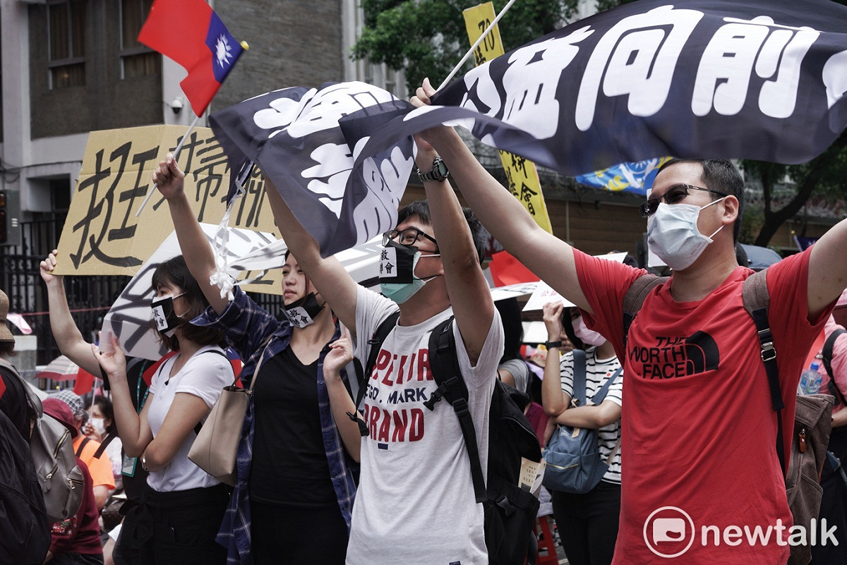 民眾在現場舉牌抗議呼口號。 圖：張良一/攝
