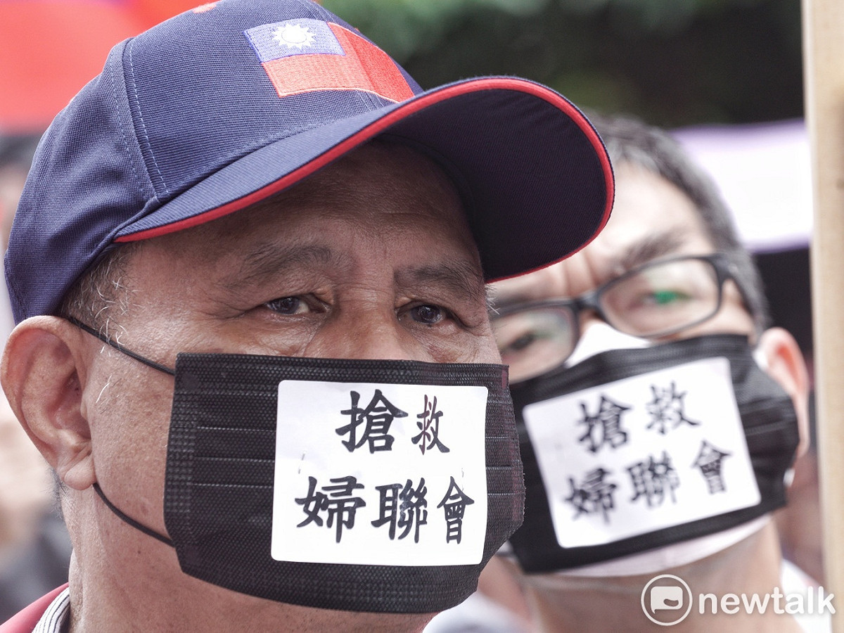 民眾戴著「搶救婦聯會」的黑色口罩聲援婦聯會。 圖：張良一/攝