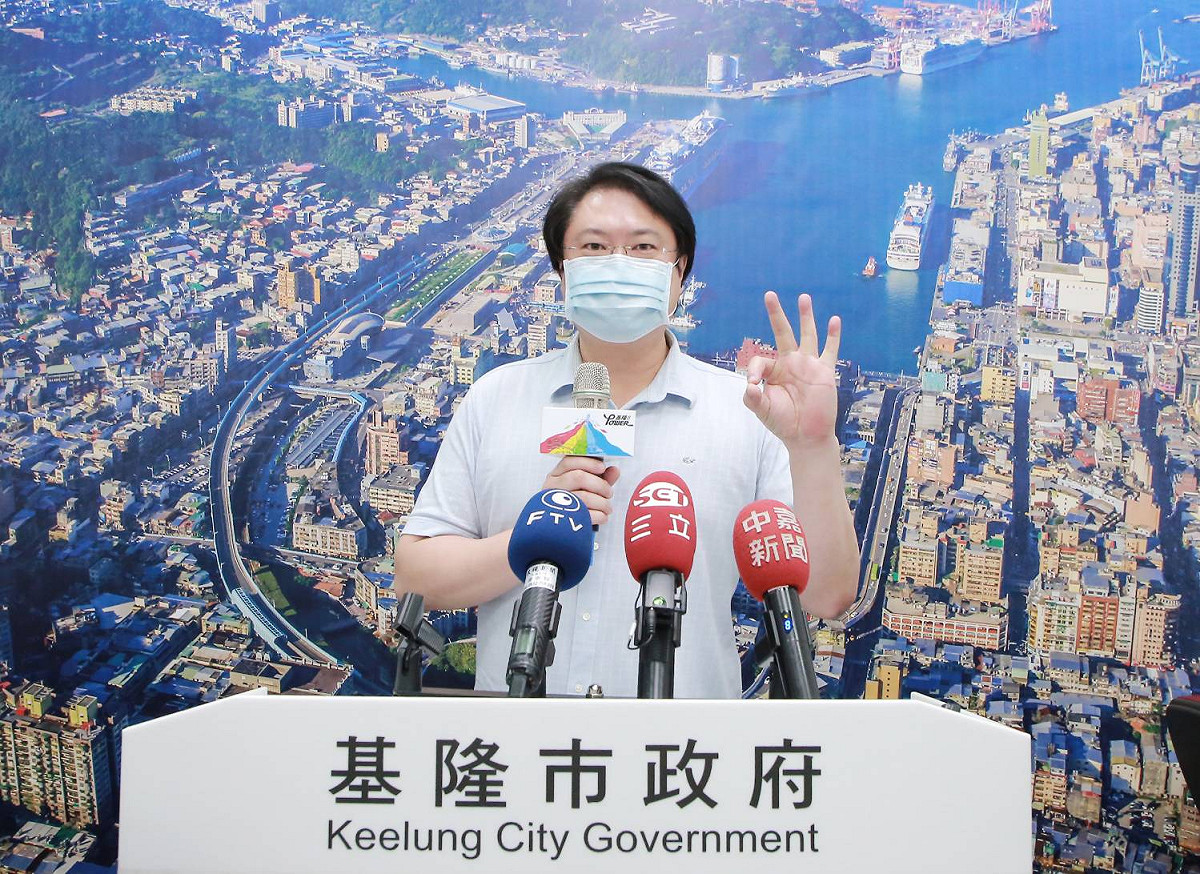 基隆市長林右昌今 (11) 日由社會處長吳挺鋒陪同，說明基隆市萬元紓困收件狀況 :「基隆紓困OK，NO Problem!」 圖 : 基隆市政府/提供