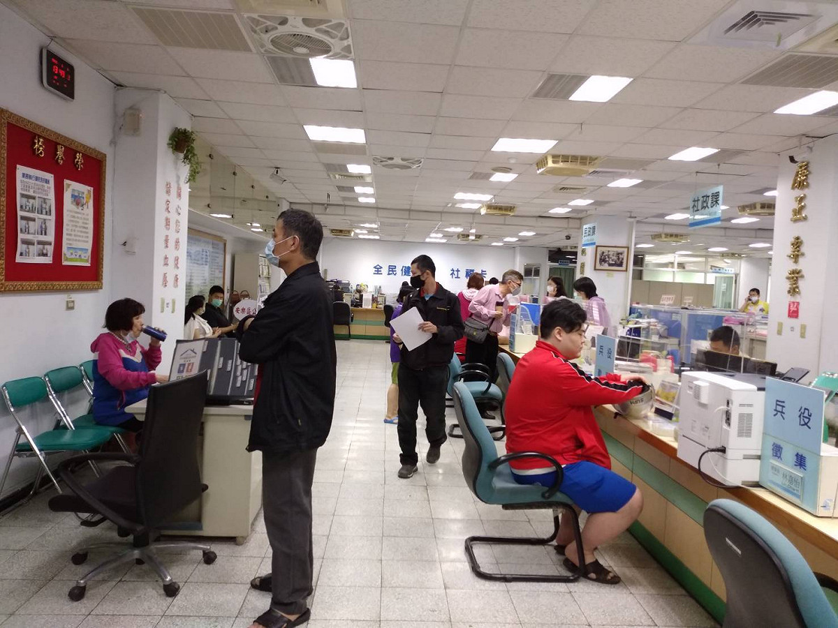 基隆市民眾到公所申請武漢肺炎萬元紓困補助。(示意圖) 圖 : 基隆市政府/提供