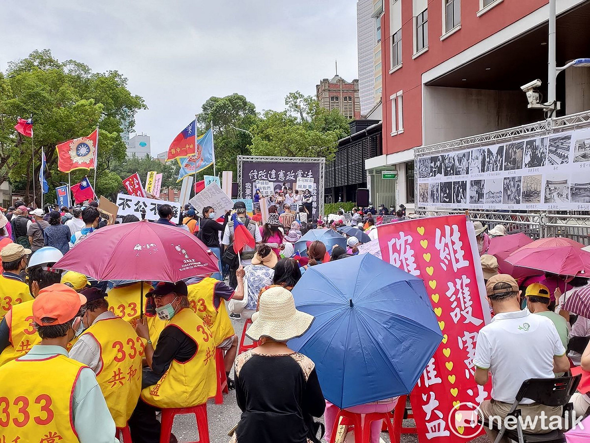 婦聯會上街遊行，不滿政府認定婦聯會為國民黨附隨組織，強迫其轉型為政黨。 圖：黃建豪/攝