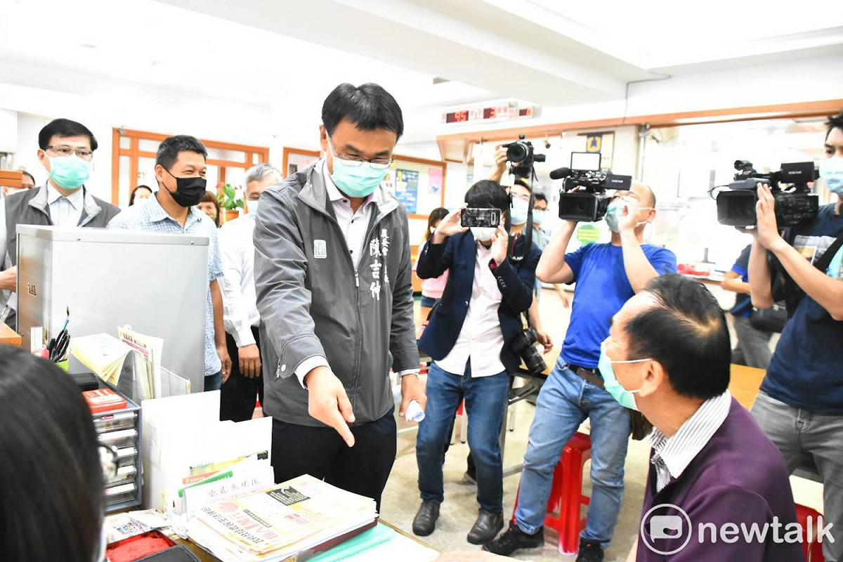 農委會主委陳吉仲至桃園市龍潭區農會視察農漁民申請紓困金情形。 圖：林昀真/攝