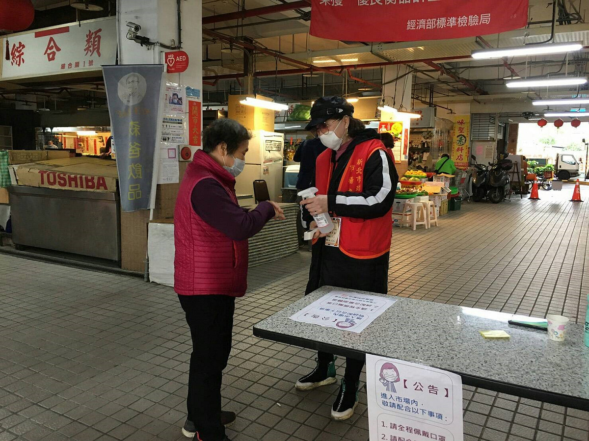 中央安心即時上工即將破月，新北市已逾1500人迅速派工；圖為安心即時上工人員在公有市場執行消毒等防疫工作。  圖：新北市勞工局提供